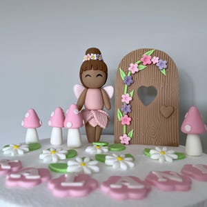 Set di decorazioni per torte di compleanno a forma di fata e giardino / Decorazioni per bambine / Porta delle fate in pasta di zucchero, funghi e fiori / Torta a tema fata.