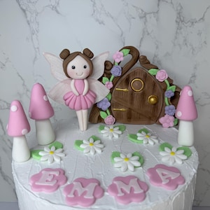 Decorazioni commestibili per torte di compleanno a tema giardino delle fate. Decorazioni per bambine. Porta delle fate in pasta di zucchero, funghi e margherite. Torta a tema floreale.