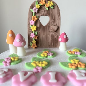Set di decorazioni per torte personalizzate a forma di giardino delle fate, decorazioni per torte di compleanno per bambine, porta delle fate in pasta di zucchero, funghi e fiori.