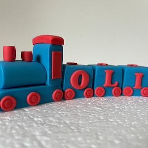 Topper per torta a forma di treno in pasta di zucchero, topper per torta a forma di treno in pasta di zucchero. Torta per battesimo