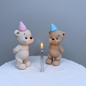 Decorazione per torta a forma di orsetto commestibile fatta a mano. Torta per battesimo. Baby shower. Decorazione a forma di orsetto in pasta di zucchero.
