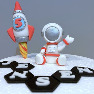 Personalised Solar System cake toppers, planets, astronaut / Handmade birthday sugarpaste cake decoration / outer space fondant decorations