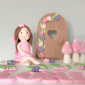 Personalisierte Fairy garden Kuchen Topper für Geburtstagskuchen. Mädchendekorationen. Fondant Feentür, Fliegenpilze und Blumen. Blumen-Thema-Torte.
