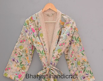 Le donne con stampa floreale in cotone fatto a mano indiano indossano accappatoio da notte, cappotto Kantha, giacche kimono Kantha da spiaggia