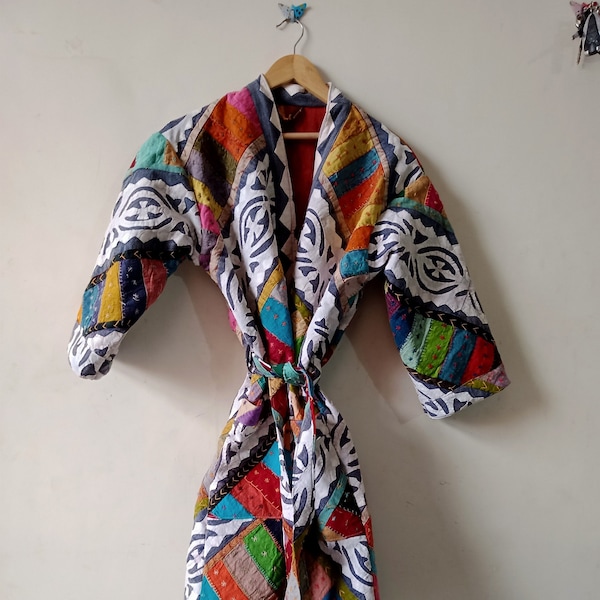 Veste matelassée indienne faite main en Kantha, robe Kantha, veste d'hiver, kimono Kantha fait main