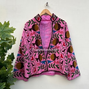 Nouvelle veste tnt brodée suzani rose faite à la main | vêtements pour femmes Manteau bombardier court pour dames, Handloom Khadi Jacket Boho Style