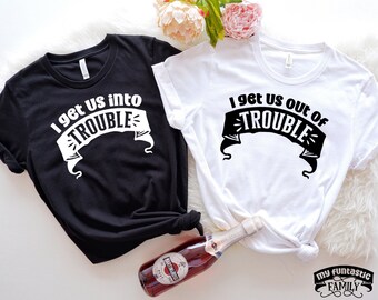 Camisetas engraçadas de melhores amigos, eu nos meto em problemas, eu nos tiro de problemas, camisetas sarcásticas de melhores amigos, camisetas combinando para amigos, presente para BFF