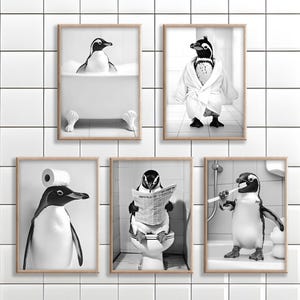 Set di arte murale con pinguino, divertente decorazione per il bagno, poster su tela, pinguino sul water, in bagno, indossando un accappatoio, lavandosi i denti, umorismo sugli animali del water