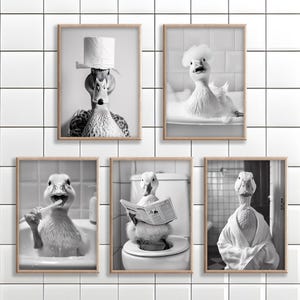 Op de afbeelding: Vijf zwart-witfoto's van eenden in verschillende badkamersituaties. Eén eend draagt ​​een toiletpapierhoed, een ander neemt een bad, een ander poetst zijn tanden, een ander leest een krant en een ander draagt ​​een badjas.