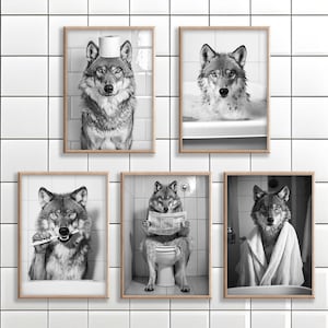 Könnte beinhalten: Ein Set aus fünf Schwarzweißfotos, die Wölfe in verschiedenen Badezimmer-Szenen zeigen. Ein Wolf trägt eine Toilettenpapierrolle als Hut, ein anderer liest eine Zeitung, ein anderer badet, ein anderer putzt sich die Zähne und ein anderer ist in ein Handtuch gewickelt.