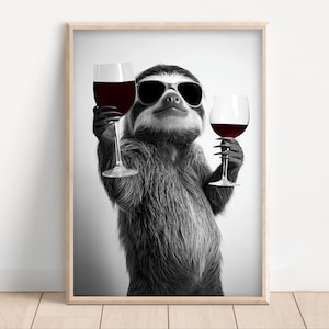 Könnte beinhalten: Gerahmter Schwarz-Weiß-Druck, der ein Faultier mit Sonnenbrille zeigt, das zwei Gläser Rotwein hält. Das Faultier ist das Hauptmotiv, vor einem weißen Hintergrund. Der Druck befindet sich in einem Holzrahmen.