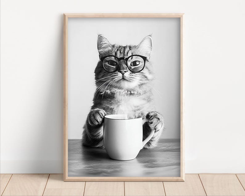 Op de afbeelding: Een zwart-witfoto van een kat met een bril die een witte koffiemok vasthoudt.