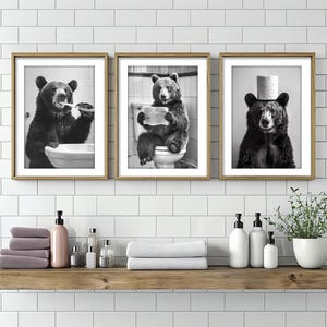 Arte murale con orso, poster o tela, decorazioni divertenti per il bagno, orso seduto sul water, lavarsi i denti e carta sulla testa, umorismo con animali sul water