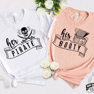 Haar piraat zijn kont, shirts voor grappige stellen, leuk bijpassend stel, voor hem en haar, cruiseshirt voor koppels, zeilend stel, grappige vaaroutfit