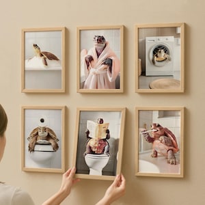 Könnte beinhalten: Ein Set aus sechs gerahmten Kunstdrucken mit anthropomorphen Schildkröten in verschiedenen Badeszenen. Die Schildkröten werden in einer Badewanne, mit einem Bademantel, in einer Waschmaschine, auf einer Toilette, beim Zeitunglesen und Zähneputzen dargestellt.