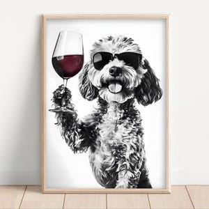 Peut inclure: Une photo en noir et blanc d'un chien portant des lunettes de soleil et tenant un verre de vin rouge. Le chien regarde la caméra avec une expression espiègle.