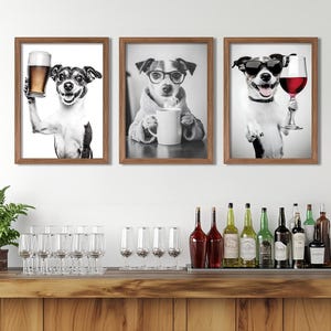 Könnte beinhalten: Drei gerahmte Schwarzweißfotos von Hunden mit verschiedenen Getränken. Der Hund links hält ein Glas Bier, der Hund in der Mitte hält eine Tasse Kaffee und der Hund rechts hält ein Glas Wein.