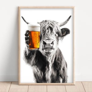 Plakat lub płótno Highland Cow Drinking Beer, zabawna sztuka ścienna do kuchni, domowy bar, jaskinia mężczyzny, wystrój garażu, miłośnik piwa, jadalnia, nadruk zwierzęcy