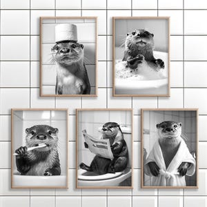 Set di decorazioni murali con lontra, decorazioni divertenti per il bagno, poster o tela, lontra sul water, in bagno, indossando un accappatoio, lavandosi i denti, umorismo sulla toilette degli animali