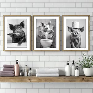 Decorazione murale con maiale, poster o tela, divertente decorazione per il bagno, maiale seduto sul water, che si lava i denti con la carta igienica in testa, stampa umoristica con animale sul water