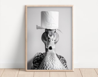 Stampa divertente da bagno con anatra: cappello di carta igienica, decorazione con umorismo sugli animali