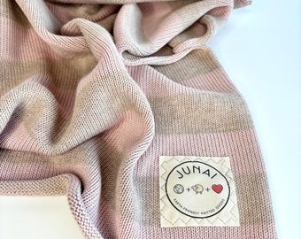 Ręcznie robiony na drutach kocyk dla dziecka z bawełny organicznej – certyfikat GOTS, ekologiczny prezent