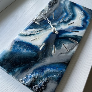 Horloge artistique en résine : bleu foncé, gris et blanc - Décoration d&#39;intérieur unique