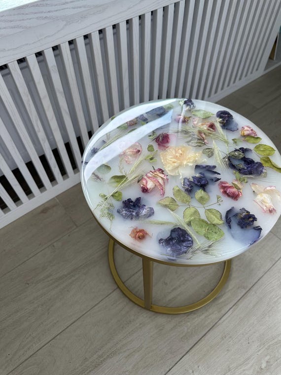 Kunstharz-Beistelltisch: Echte Getrocknete Blumen, Metallbeine