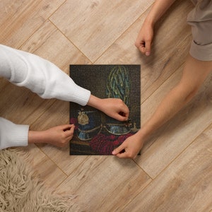 Könnte beinhalten: Zwei Personen arbeiten an einem Puzzle, das ein Stillleben mit zwei Militärhüten und einem Blumenstrauß zeigt. Die Puzzleteile liegen auf einer Holzoberfläche.