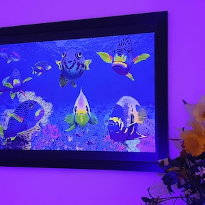 Impresión artística UV "Hey" de Robbie. Una imagen divertida de peces de arrecife mirando hacia afuera. Salvemos nuestros océanos. Imagen vibrante y de ensueño. Radiante bajo luz ultravioleta.