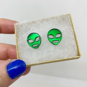 Grüne Alien Ohrringe Hypoallergen Edelstahl Ohrstecker UFO Area 51 SciFi Alien Schmuck