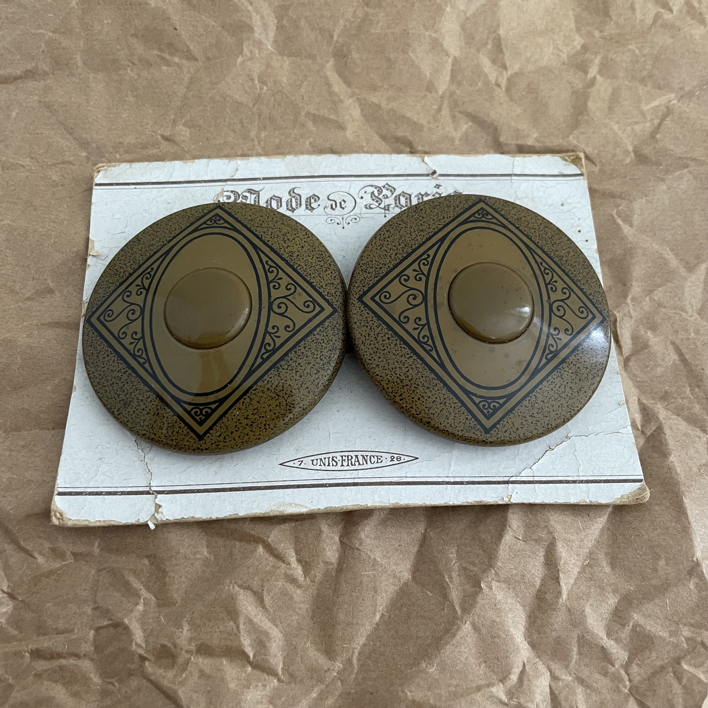 Lot De 380 Boutons Anciens Paris Mode - Collection Haute Nouveauté - Neuf Pour Création Ou Couture