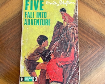 Vintage Famous Five Paperback, Enid Blyton 'Five Fall into Adventure'