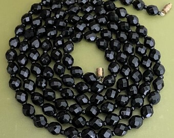 Collier Années 1920 En Perles Noires Carrées En Pâte De Verre – Vintage Authentique