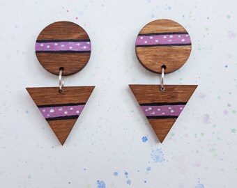 Geometrische hand geschilderd houten oorbellen. Pink Polka Dot Stud bungelt op zilveren studs
