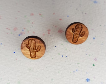 Minimalistische Wood Cactus Studs. Gegraveerd, Eco, Hippie verzilverde oorbellen
