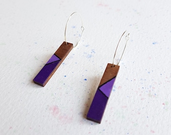 Silver Hoop met handgeschilderde dangle. Purple & Black Wood Geometrische oorbellen.