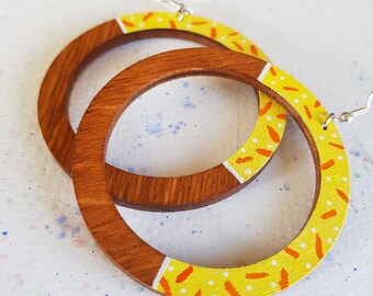 Handgeschilderd Pastel Geometrisch Ontwerp. Handgemaakte hout en zilveren hoepels oorbellen door Aker Co