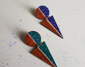 Geometrische hand geschilderd houten oorbellen. Jaren '80 Geïnspireerd Paars & Groen Bungelen Stud Driehoeken