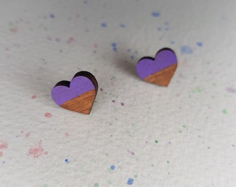 Minimalistische geometrische studs. Hout, handgeschilderde paarse harten.