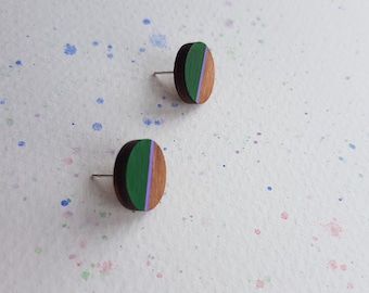 Minimalistische geometrische studs. Hout, Hand-Painted Green & Purple Circles.