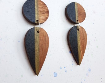 Geometrische hand geschilderd houten oorbellen. Zwart en Goud Stud bungelt op Silver Studs