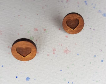 Minimalistische Wood Heart Studs. Gegraveerd, Eco, Hippie verzilverde oorbellen
