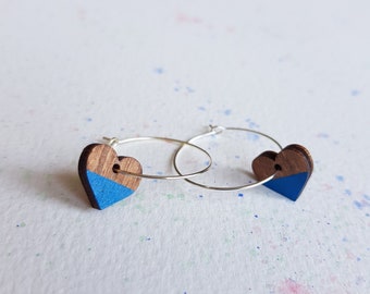 Silver Hoop met handgeschilderde Heart Dangle. Blauwe en houten geometrische oorbellen.