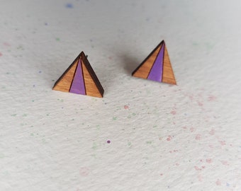Minimalistische geometrische studs. Hout, handgeschilderde paarse driehoeken.