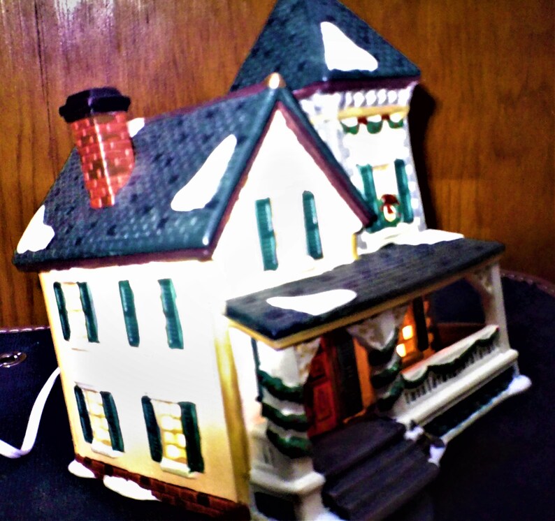 Dickens Collectibles 383-8331 porcelain lighted house in original padded box tested