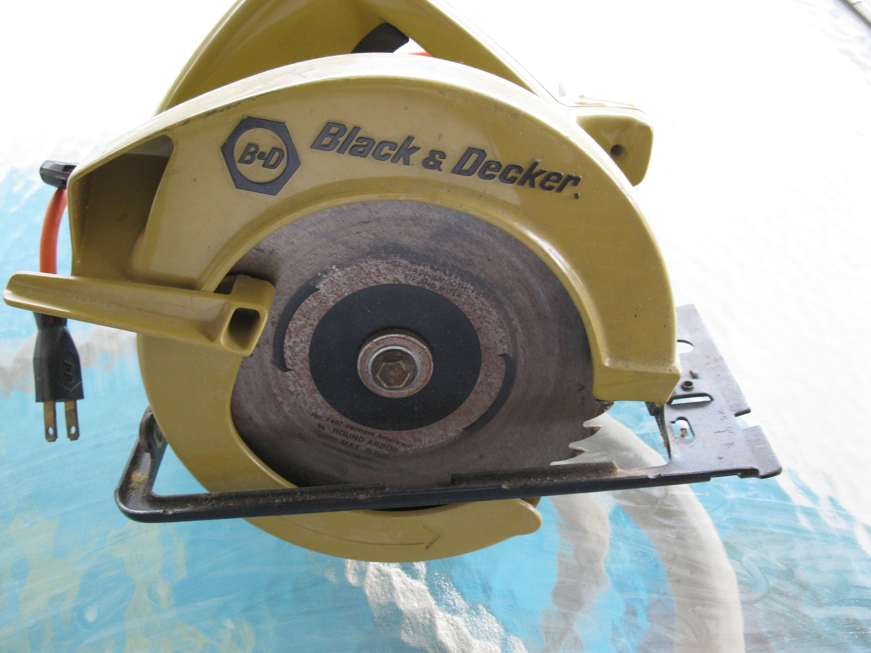 VINTAGE BLACK & DECKER 7-1/4” CIRCULAR SAW, MODEL 7310 w/ METAL CASE