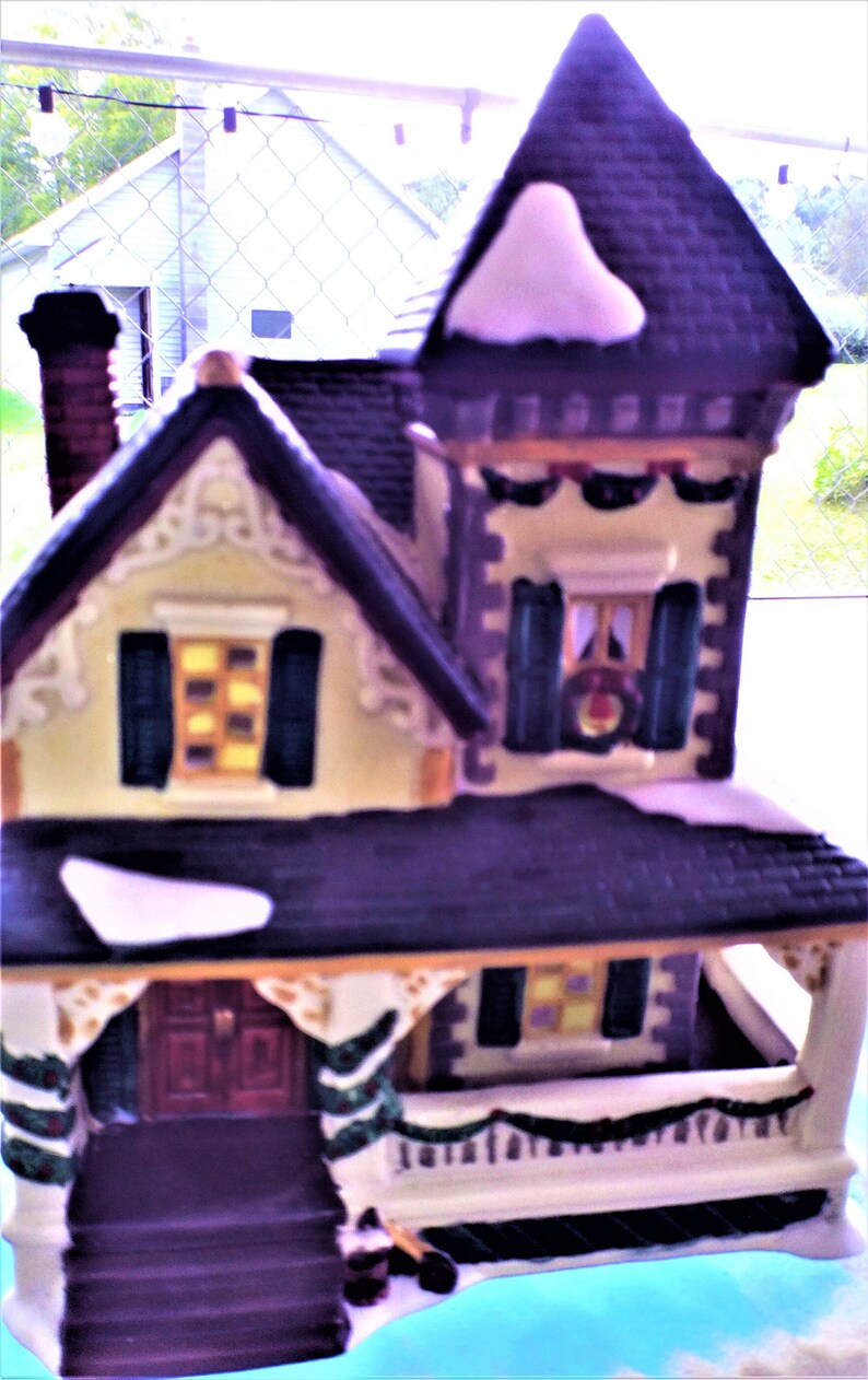 Dickens Collectibles 383-8331 porcelain lighted house in original padded box tested
