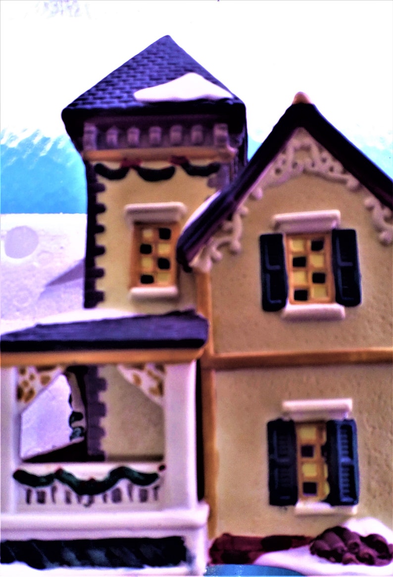 Dickens Collectibles 383-8331 porcelain lighted house in original padded box tested