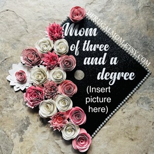 Mutter von Drei und einen Abschluss | Abschlussmütze Dekor |  Abschlussfeier Cap Topper | Grad Cap Dekor | Kappe | grad Motiv Cap | Grad Cap Topper